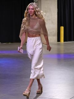 Lexie Hull feet photo thumbnail