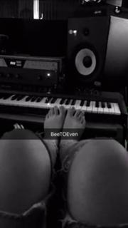 Lia Marie Johnson feet photo thumbnail