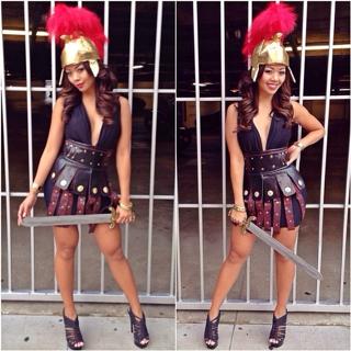 Liane Valenzuela feet photo thumbnail