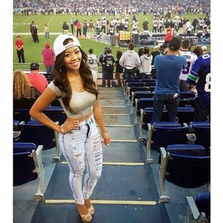 Liane Valenzuela feet photo thumbnail