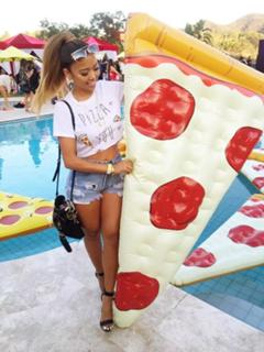 Liane Valenzuela feet photo thumbnail