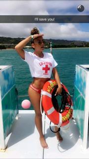 Liane Valenzuela feet photo thumbnail