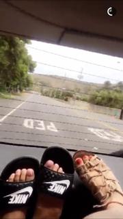 Liane Valenzuela feet photo thumbnail