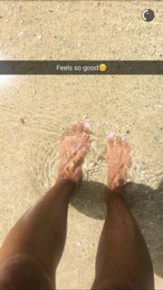 Liane Valenzuela feet photo thumbnail