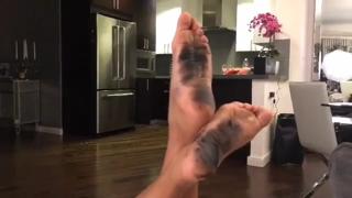 Liane Valenzuela feet photo thumbnail