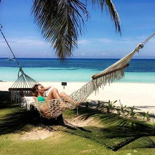 Liane Valenzuela feet photo thumbnail