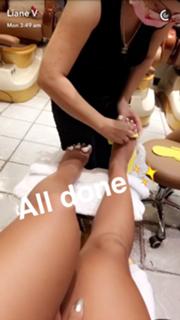 Liane Valenzuela feet photo thumbnail