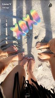 Liane Valenzuela feet photo thumbnail