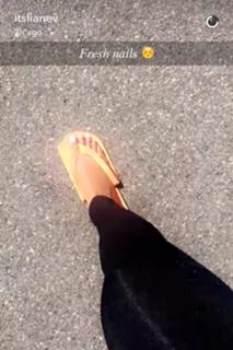 Liane Valenzuela feet photo thumbnail