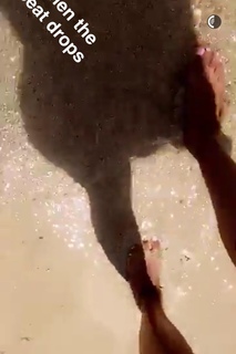 Liane Valenzuela feet photo thumbnail