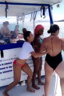 Liane Valenzuela feet photo thumbnail