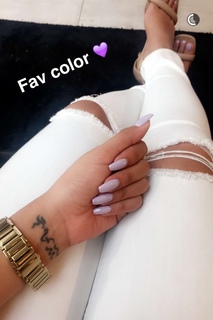 Liane Valenzuela feet photo thumbnail