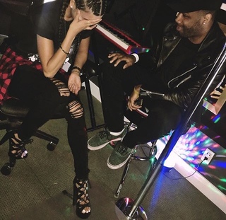 Liane Valenzuela feet photo thumbnail