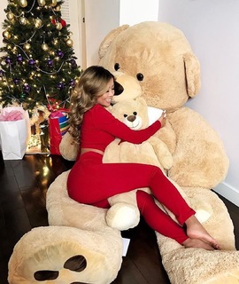 Liane Valenzuela feet photo thumbnail