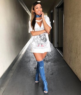 Liane Valenzuela feet photo thumbnail