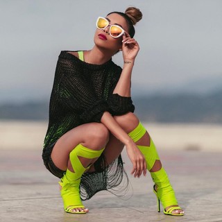 Liane Valenzuela feet photo thumbnail