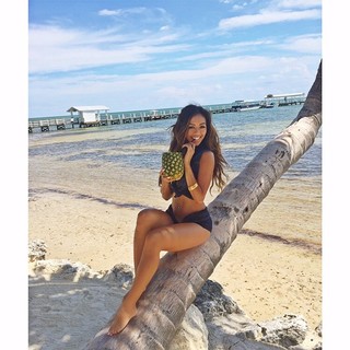 Liane Valenzuela feet photo thumbnail