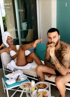 Liane Valenzuela feet photo thumbnail