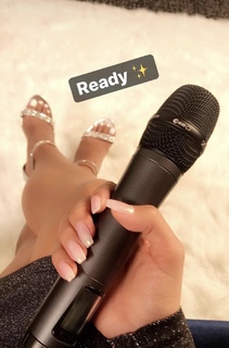 Liane Valenzuela feet photo thumbnail