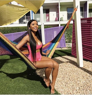 Liane Valenzuela feet photo thumbnail