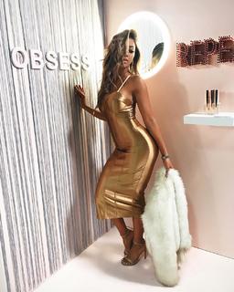 Liane Valenzuela feet photo thumbnail