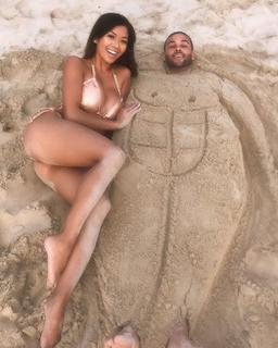 Liane Valenzuela feet photo thumbnail