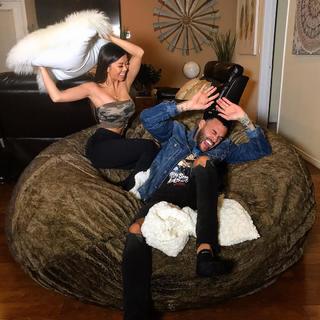 Liane Valenzuela feet photo thumbnail