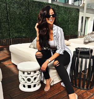 Liane Valenzuela feet photo thumbnail