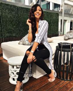 Liane Valenzuela feet photo thumbnail