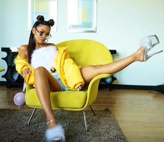 Liane Valenzuela feet photo thumbnail