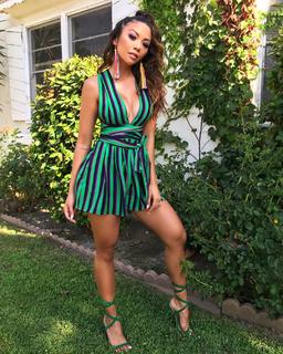 Liane Valenzuela feet photo thumbnail
