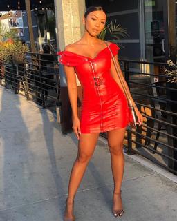Liane Valenzuela feet photo thumbnail