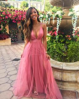 Liane Valenzuela feet photo thumbnail