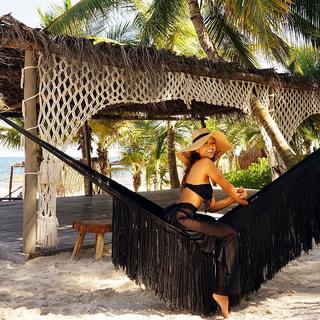 Liane Valenzuela feet photo thumbnail