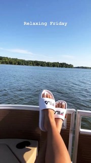 Liane Valenzuela feet photo thumbnail