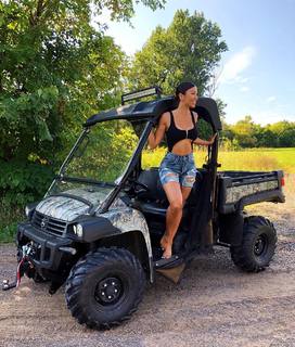 Liane Valenzuela feet photo thumbnail