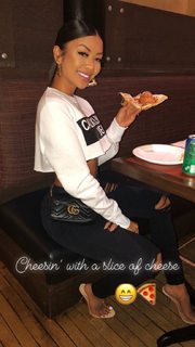 Liane Valenzuela feet photo thumbnail