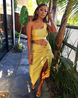 Liane Valenzuela feet photo thumbnail