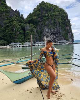 Liane Valenzuela feet photo thumbnail