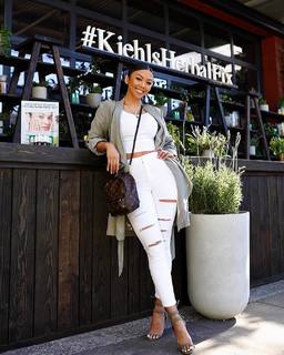 Liane Valenzuela feet photo thumbnail