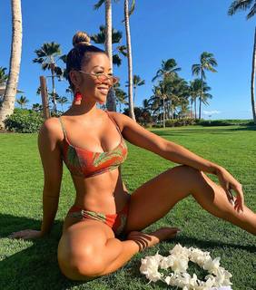 Liane Valenzuela feet photo thumbnail