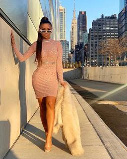 Liane Valenzuela feet photo thumbnail