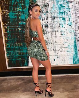 Liane Valenzuela feet photo thumbnail