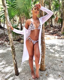 Liane Valenzuela feet photo thumbnail