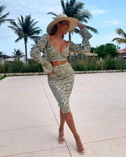 Liane Valenzuela feet photo thumbnail
