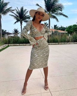 Liane Valenzuela feet photo thumbnail