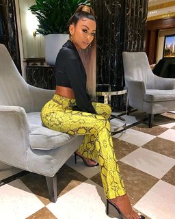 Liane Valenzuela feet photo thumbnail