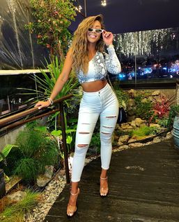 Liane Valenzuela feet photo thumbnail
