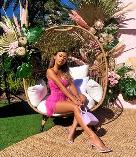 Liane Valenzuela feet photo thumbnail