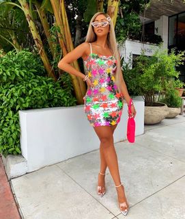 Liane Valenzuela feet photo thumbnail
